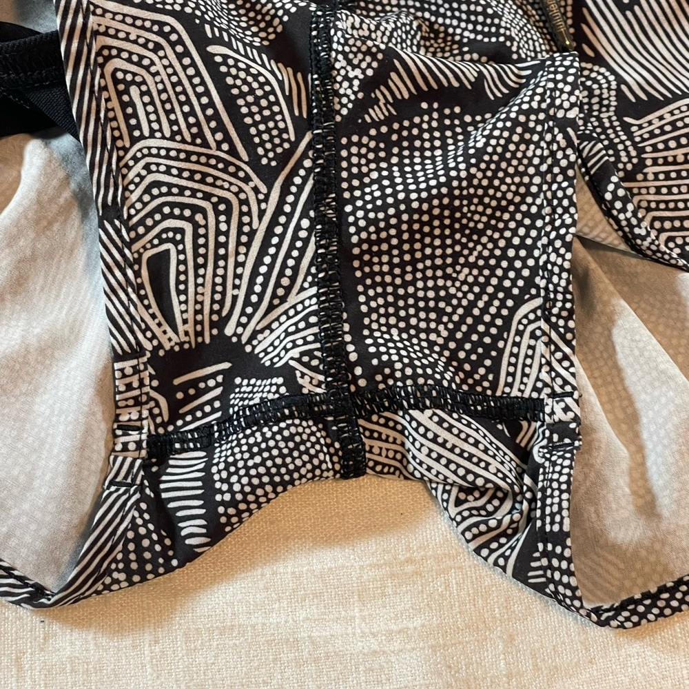 Lululemon Hotty Hot 2" Running Shorts Womens Dottie Tribe White Black Sz 10 - Picture 4 of 11